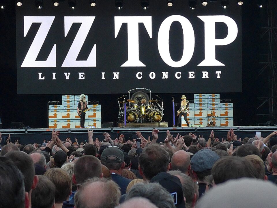 ZZ Top, die legendäre Rockband aus Texas, spielt vor 6500 Fans auf dem