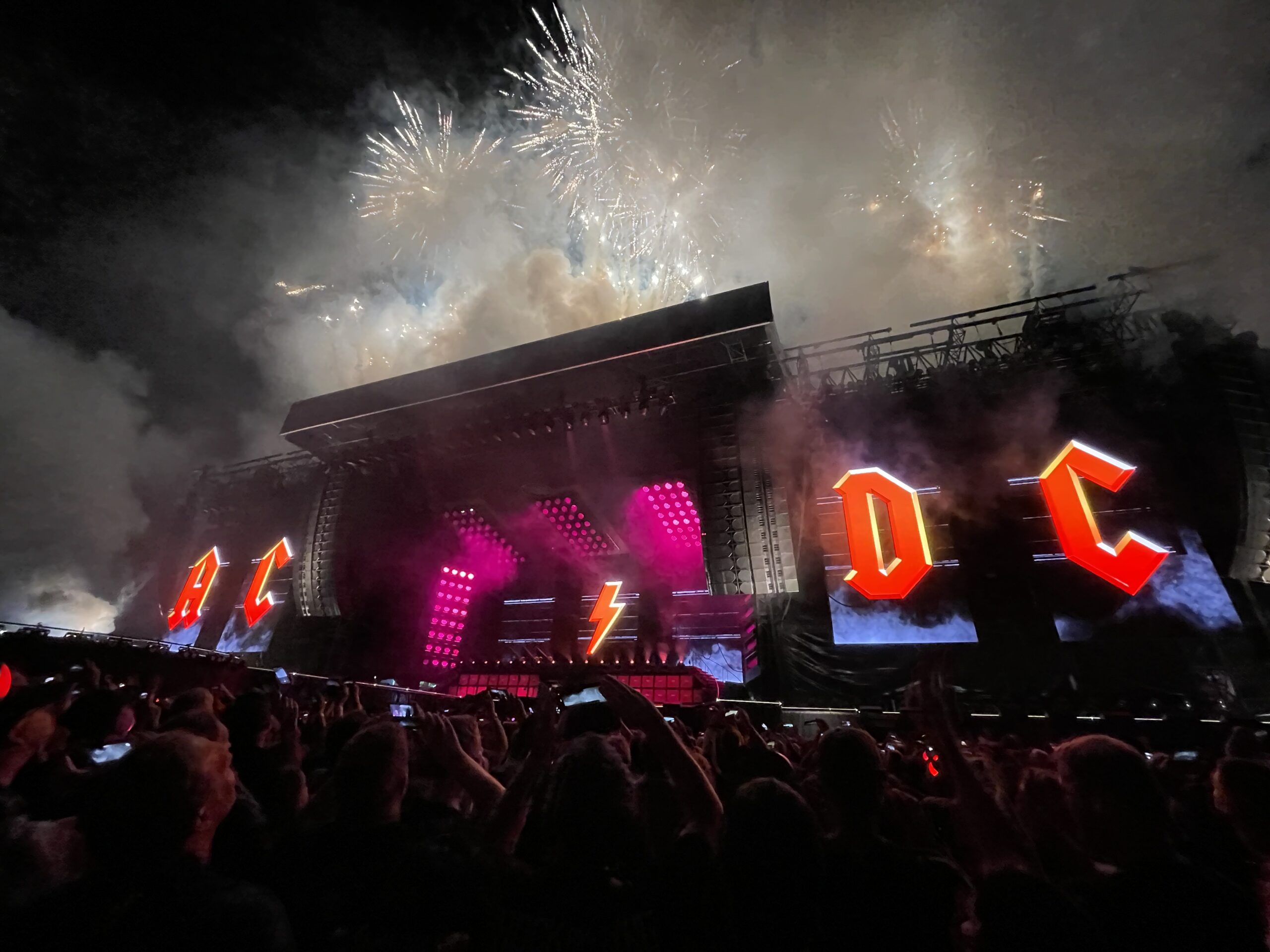So war das letzte Deutschland-Konzert von AC/DC vor 75.000 Fans in ...