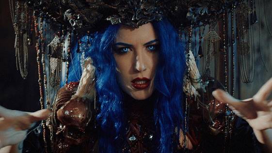 Videostill: Das neue Video zu „Demons Are A Girl’s Best Friend“
ft. Alissa White-Gluz 
